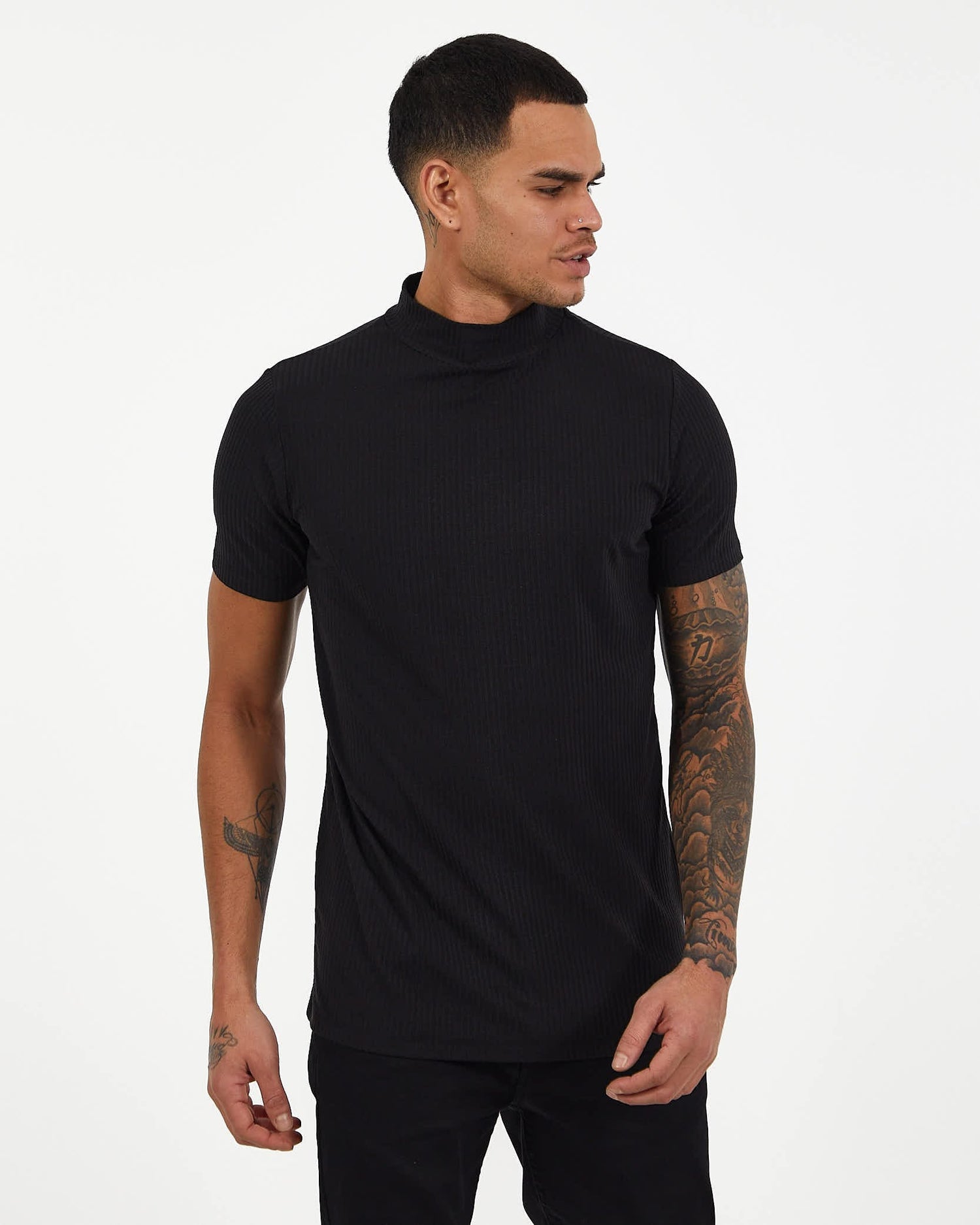 חולצות גזרה צמודה