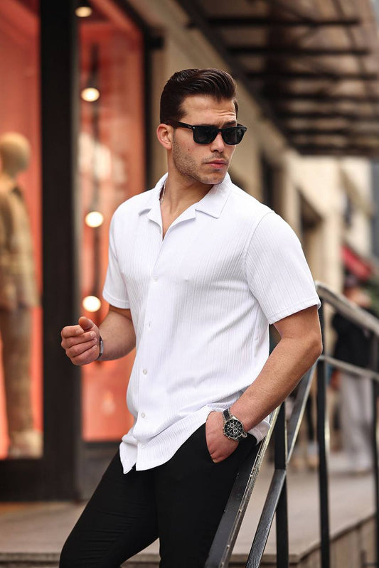 מכופתרת בצבע לבן