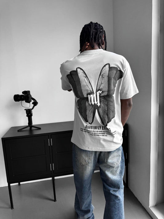 חולצת Butterfly לבנה – אוברסייז עם נוכחות